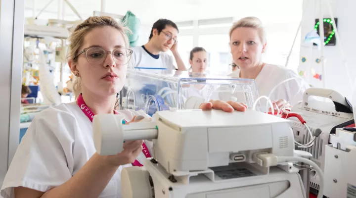 Pflegefachpersonen auf der Neonatologie im Kinderspital