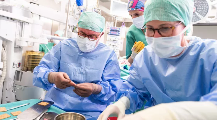 ​Prof. Dr. med. Clemens Schiestl führt Operation durch