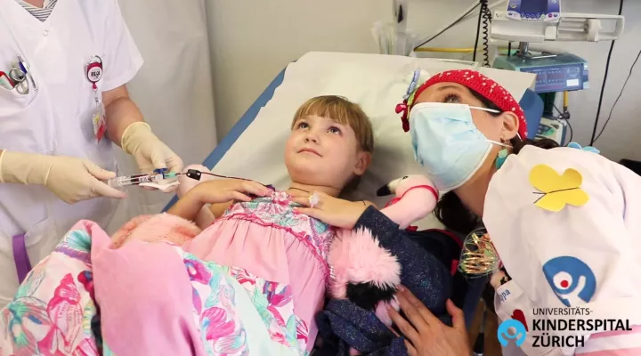 Port-Katheter anstechen am Kinderspital mithilfe von Spitalclown