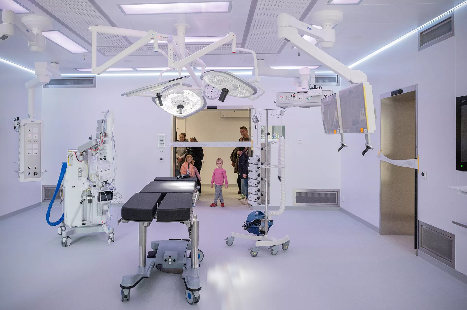 Erwachsene und Kinder besichtigen einen Operationssaal im Akutspital des Kinderspitals Zürich